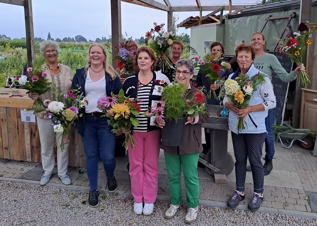 bloemschikken workshop trotse deelnemers met boeket