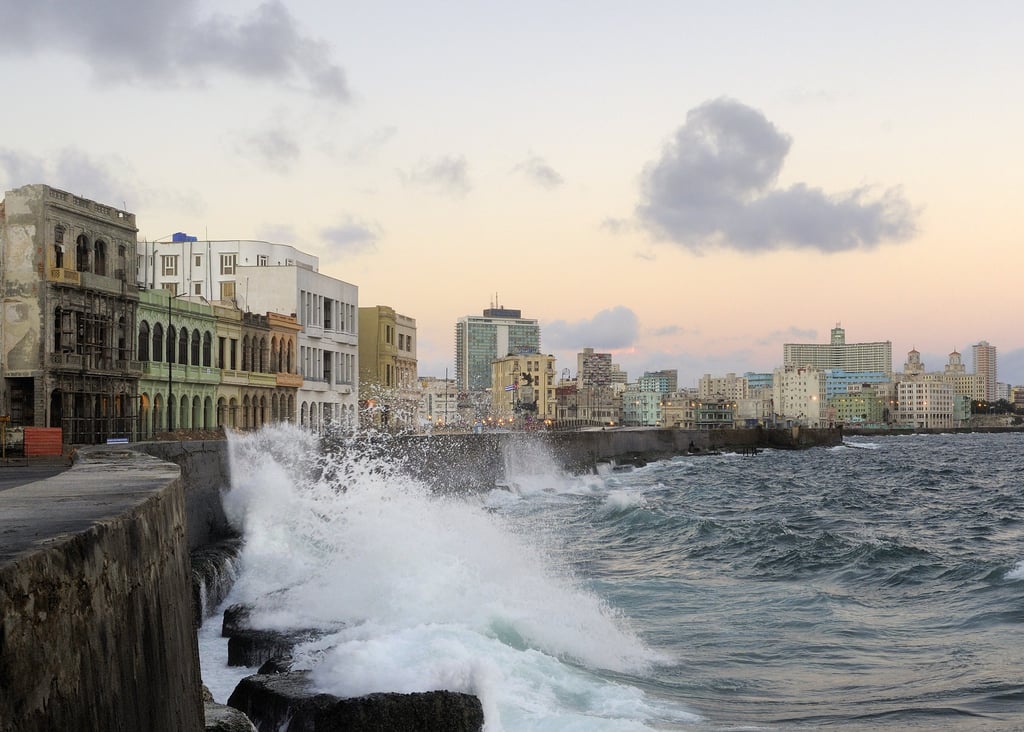 La promenade du Malecon au lever du soleil à La Havane