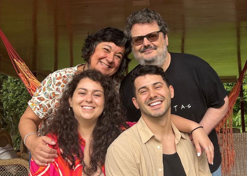 Foto de familia de Editorial Más al Este: maestra, diseñador, traductora y profe de español