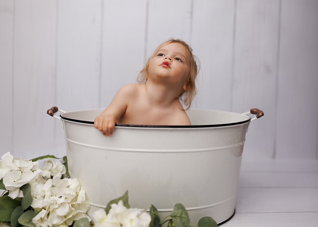 Séance bébé dans un bain de lait