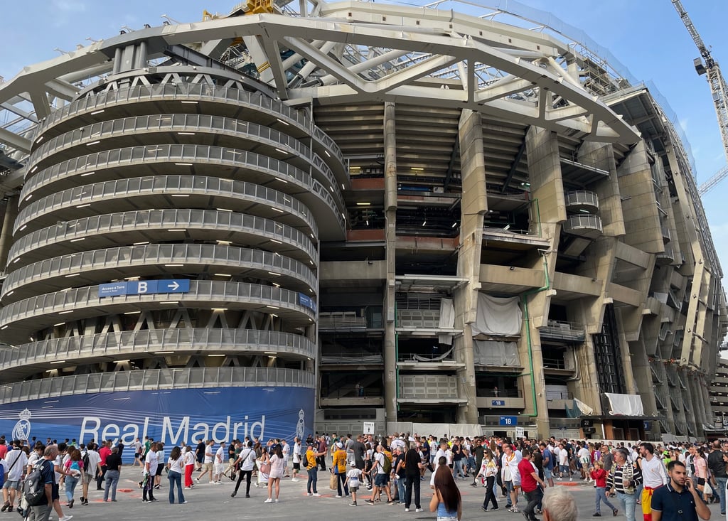 Innenansicht des Estadio Santiago Bernabéu in Madrid mit Fans während eines Real-Madrid-Spiels.