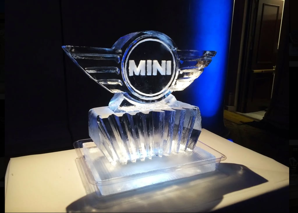 escultura de hielo para mini cooper con logo hecha por sancho sculpture