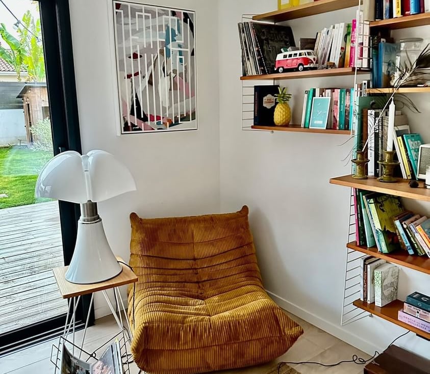 coin lecture design lampe et canapé