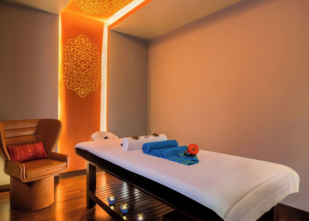 Massage bench for guests