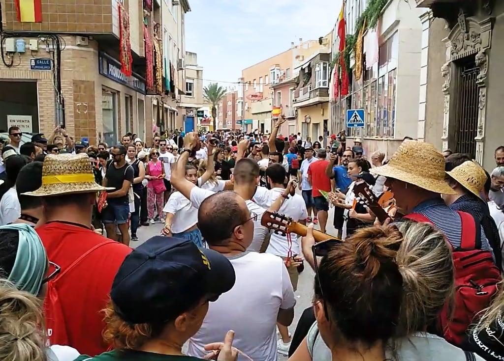 A "cuadrilla" (group) livens up the "Romería" of the Virgin of Fuensanta with their music and dance,