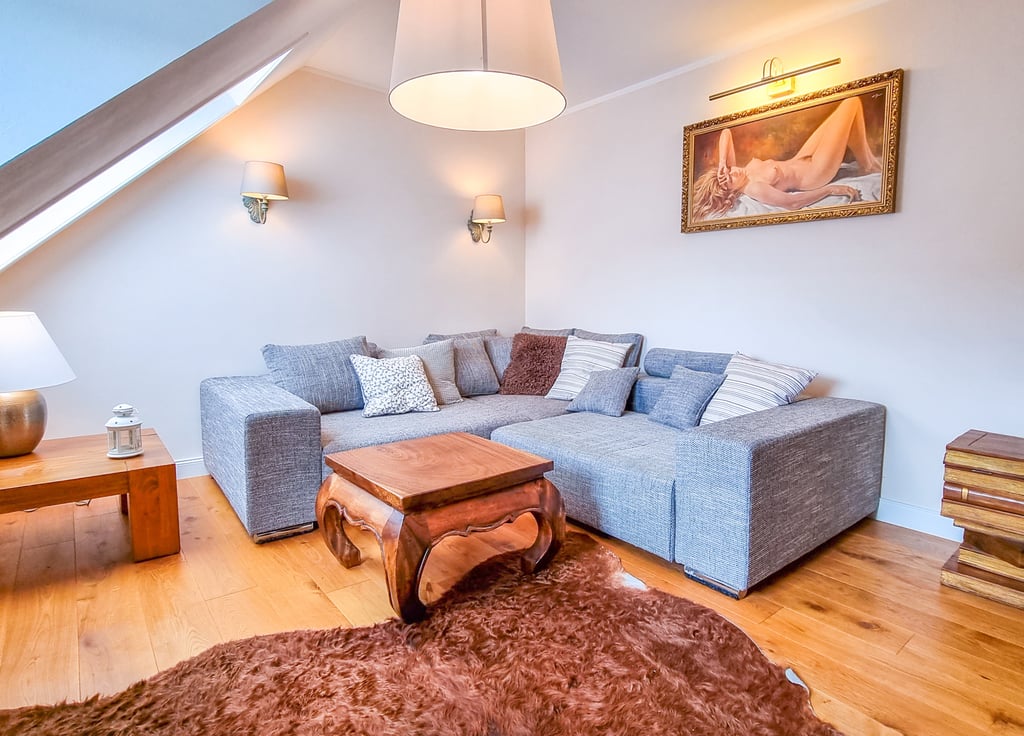 Smart-TV und gemütliche Sitzecke im Wohnbereich (Ferienwohnungen Coburg)