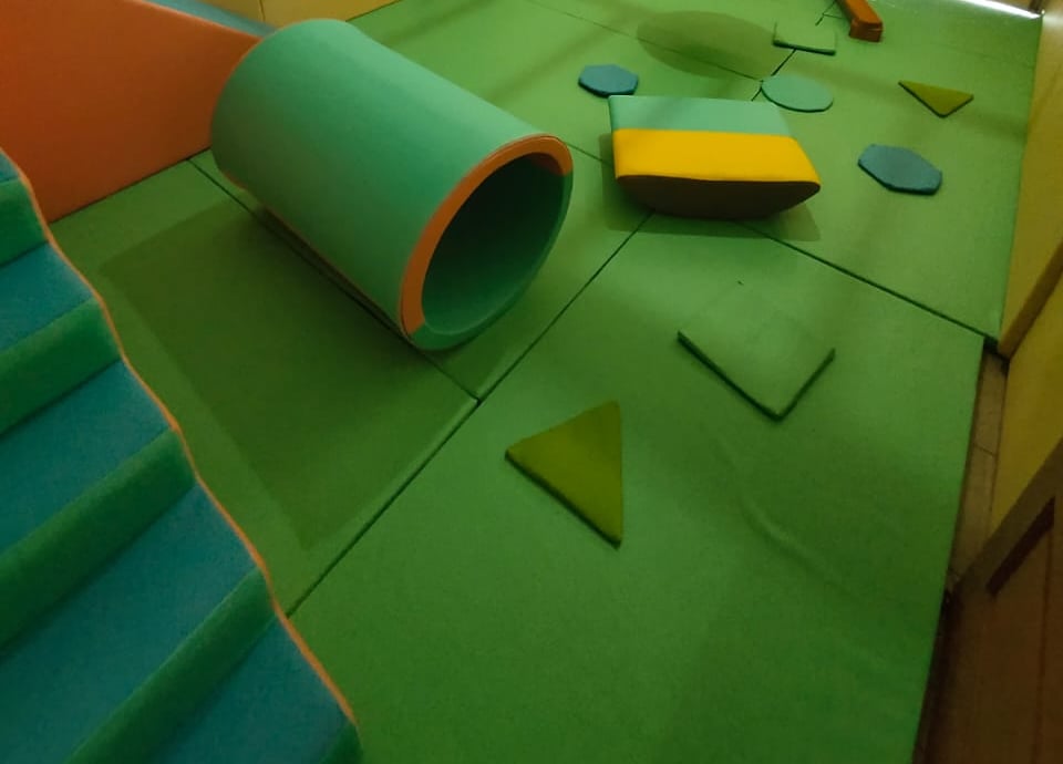 sebuah ruang terapi SI dengan warna Hijau