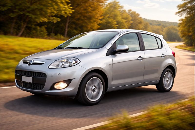 Hatch compacto em movimento em estrada rural, visto em 3/4, com cor clara e paisagem verde ao fundo,