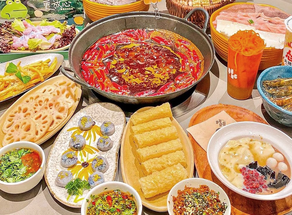 火锅店陶瓷餐具与锅底蘸料菜盘组合