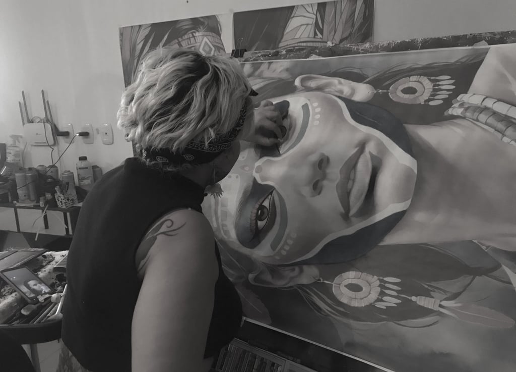 Amanda captura a essência tribal com cores vibrantes em uma tela moderna