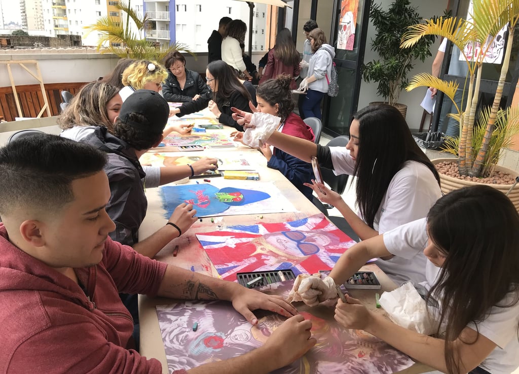 Adultos participando de oficina de pintura em grupo
