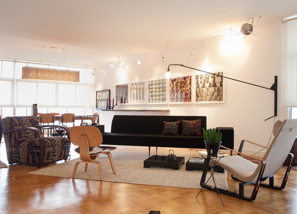 sala de estar com peças de design e obras de arte piso de taco