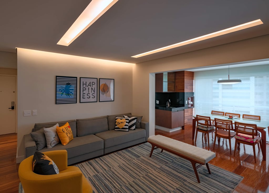 sala com sofá e churrasqueira na varanda integrada