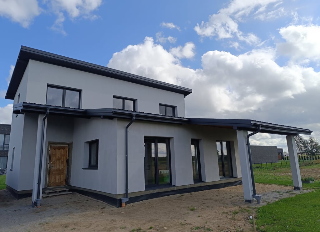 Baigtas statyti namas laikinos durys
