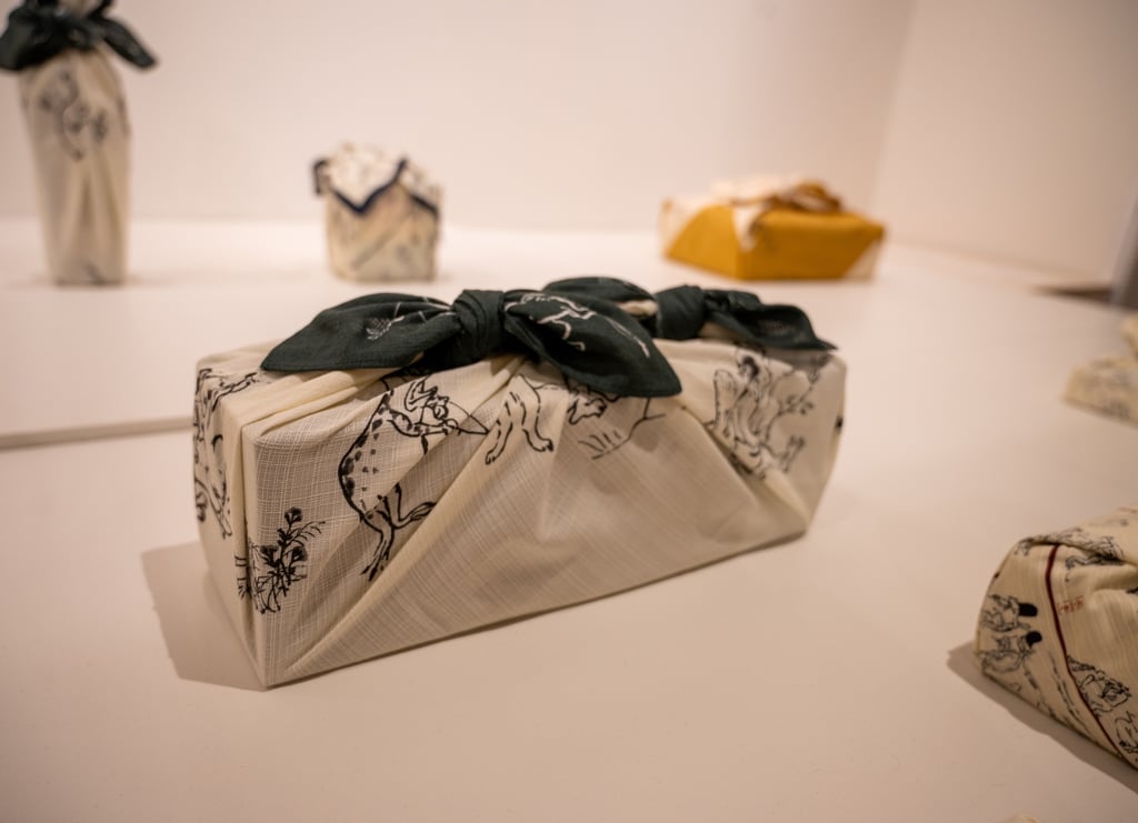 Furoshiki's different ways of tying displayed