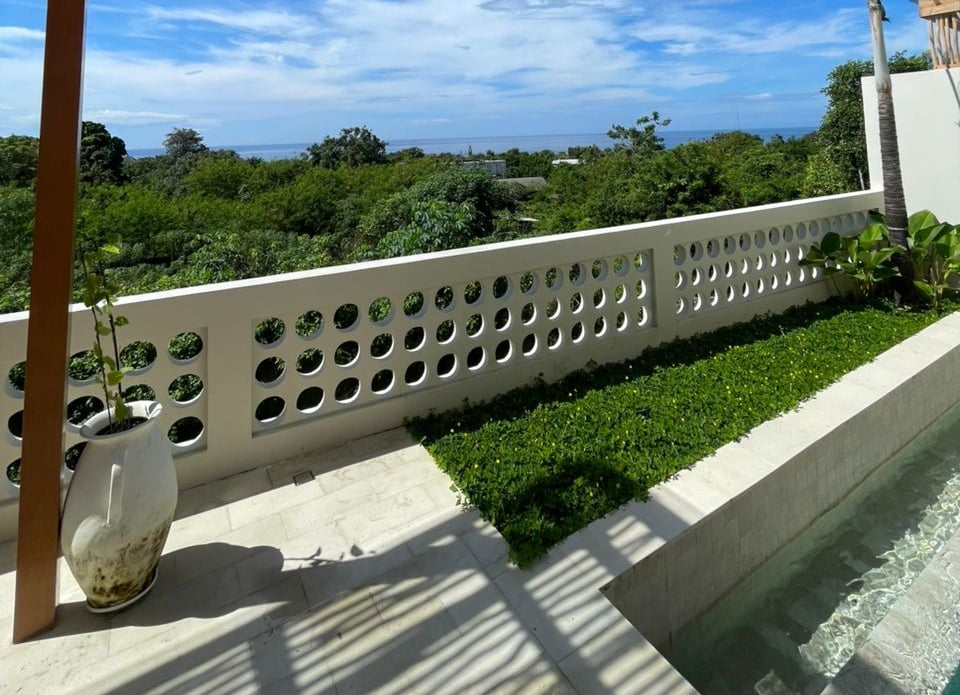 乌加桑蓝天与椰子树,展示海景度假氛围