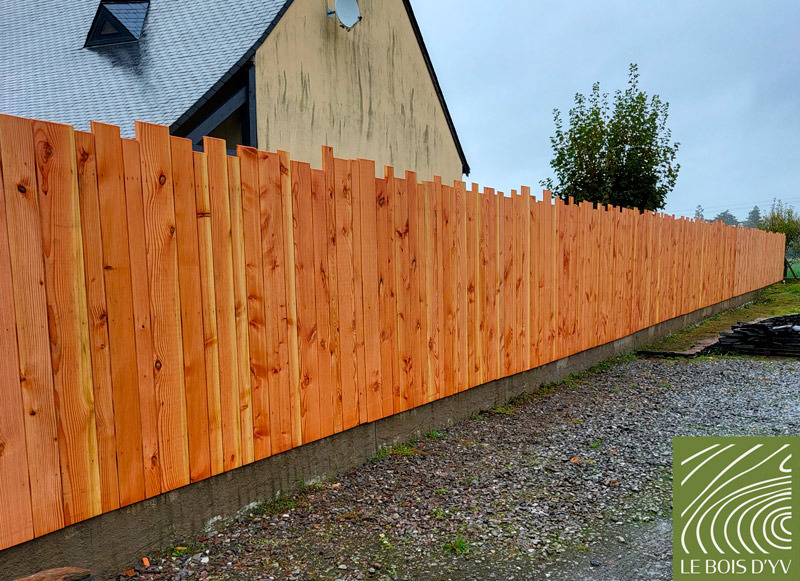 Cloture en planches verticales en douglas