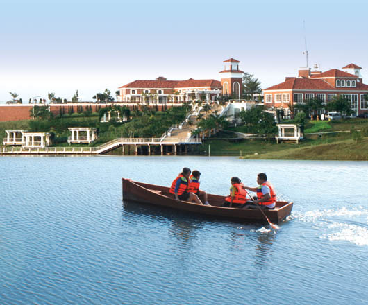 Danau di area pemakaman san diego hills memorial park karawang seluas 8 Ha indah dan menenangkan 