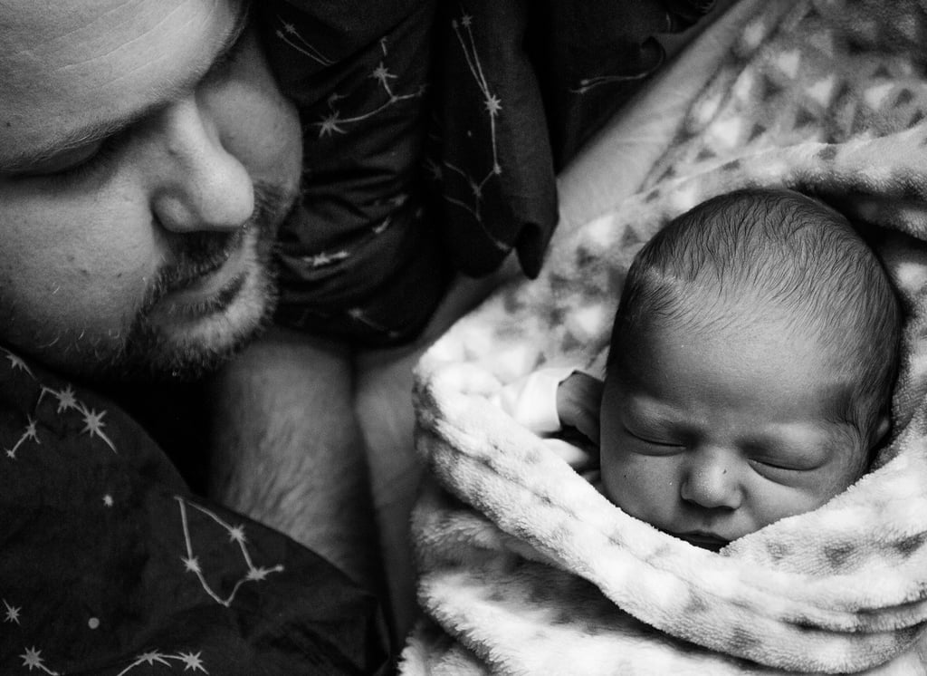 tata spogląda na swojego nowonarodzonego syna