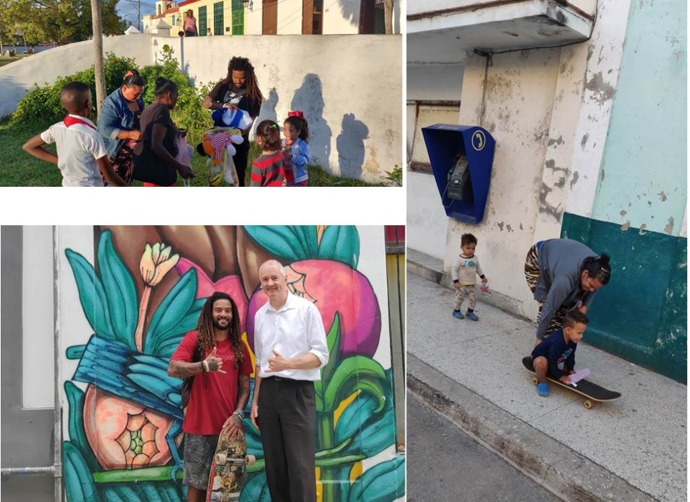 Jörg Grube bei der Übergabe von Spenden an einen Verein, der Jugendliche unterstützt.