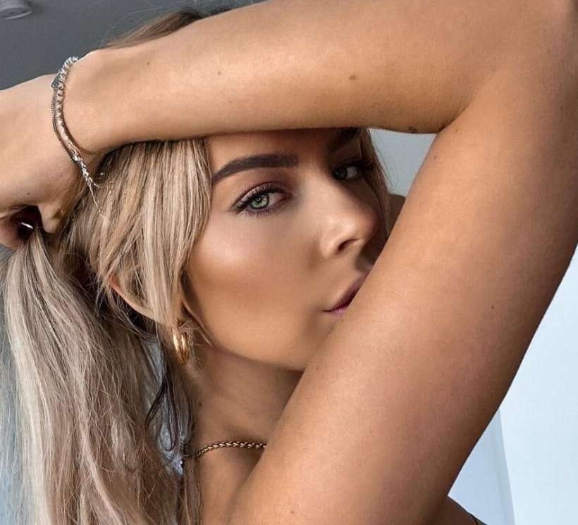 femme de profil bra sur les cheveux