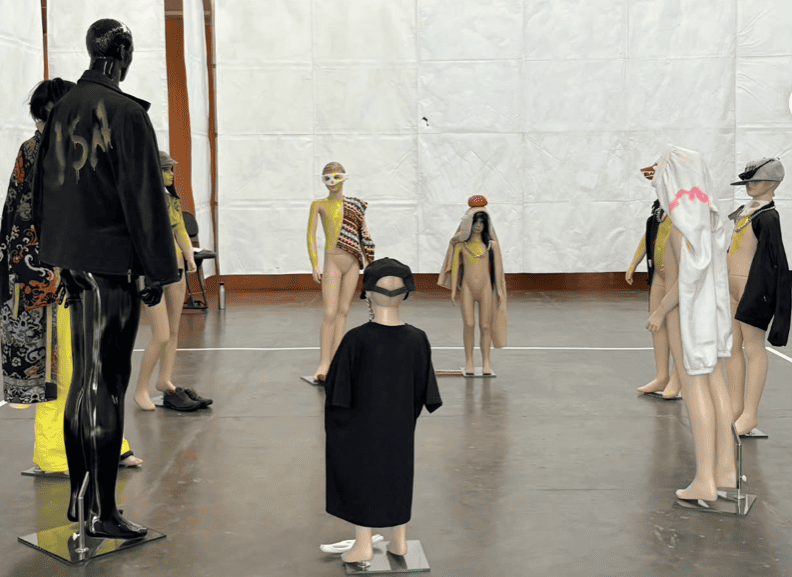 A artista utiliza manequins em tamanho real, vestindo-os com suas próprias roupas usadas.