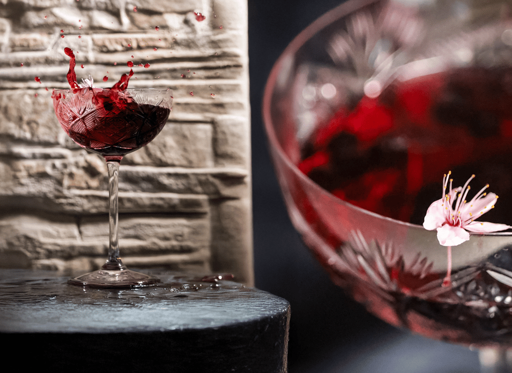 Calice di vino rosso in splash creativo fotografato da Gaudife a Bologna – still life emozionale per brand artigianali.