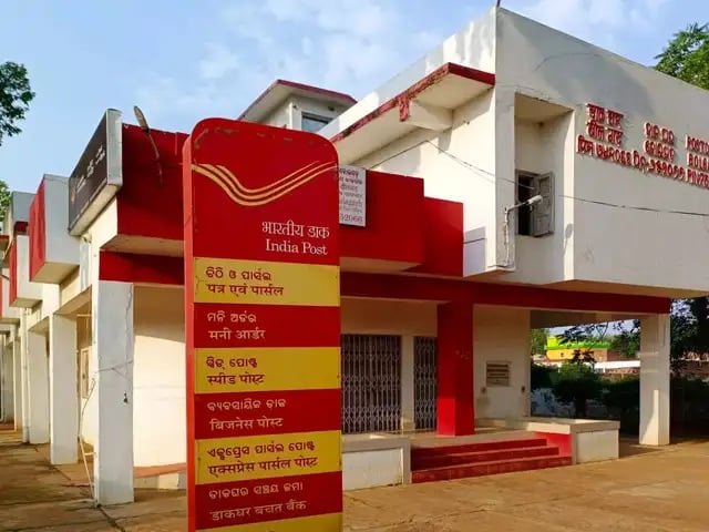 a sign boarder in front of a building