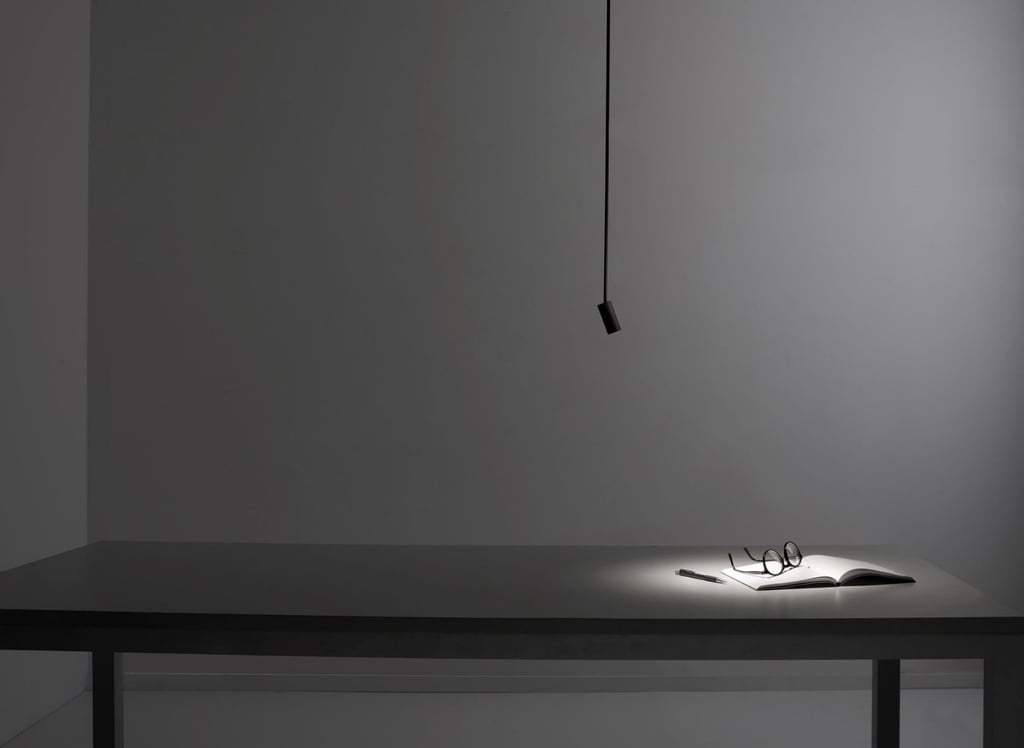 Lámpara colgante de sobremesa o lectura GUIU con luz directa, compacta y moderna