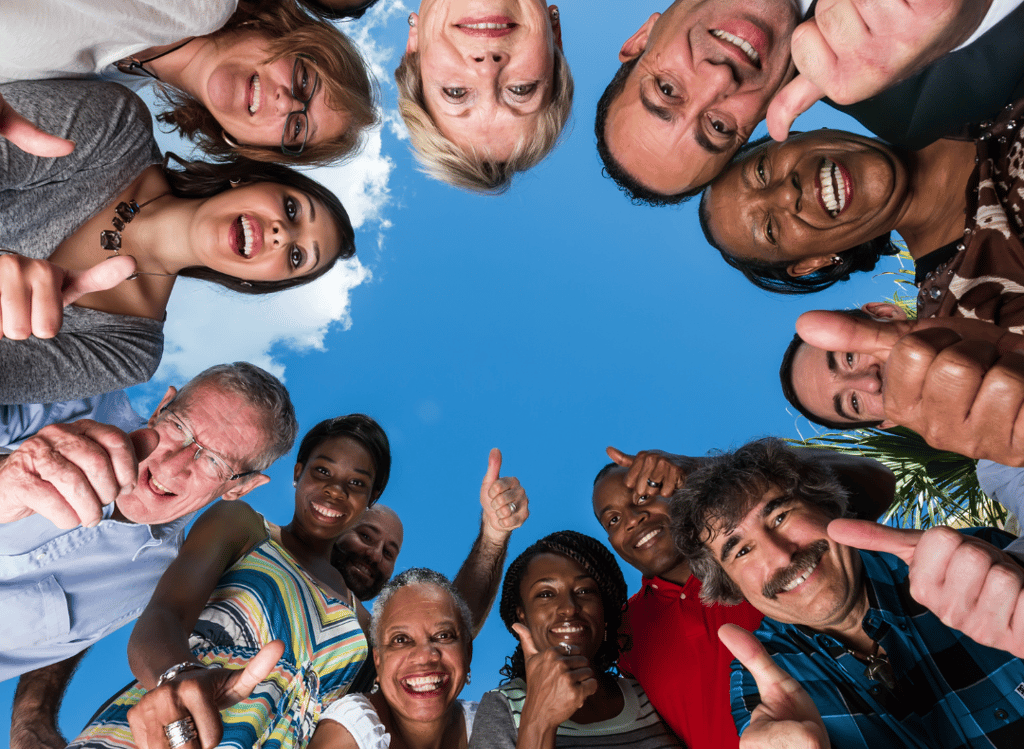 Groupe de personne heureux, femmes et hommes heureux 