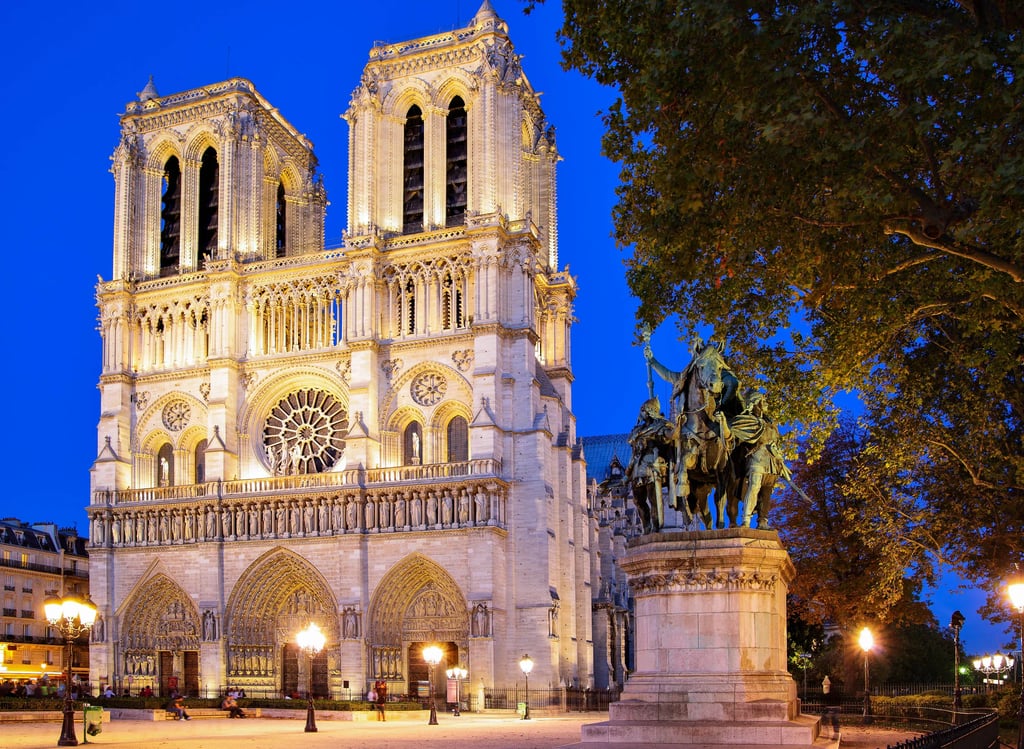 Panorama von Paris mit Eiffelturm, Sacré-Cœur und weiteren Sehenswürdigkeiten.