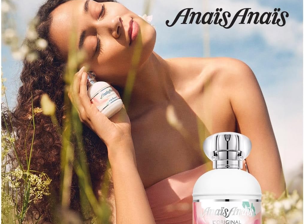 femme avec flacon de parfum