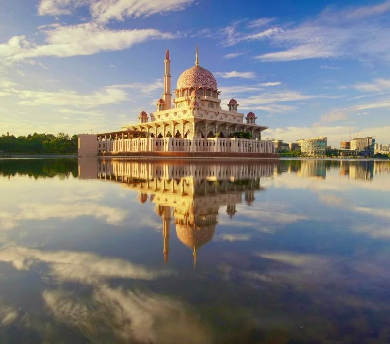 visual image of Putra mosque, Malaysia- Muslim -friendly travel