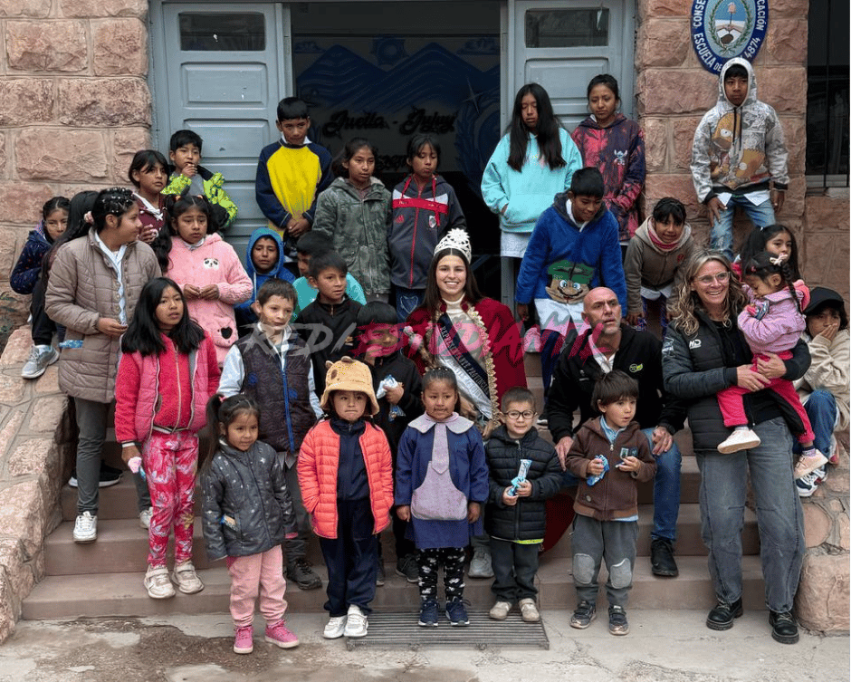 Josefina Blanco y el equipo de el Ente Autarquico Permanente en escuela primaria del norte de Jujuy