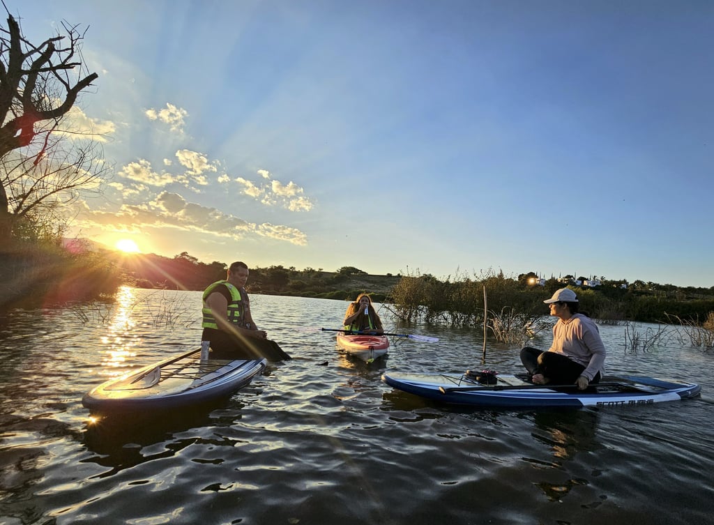 Grupo de personas difrutando la experiencia de un atardecer en la Presa de la Vega