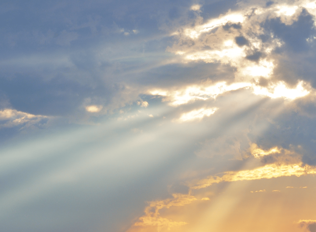le ciel couvert par des nuages, Un coucher du soleil