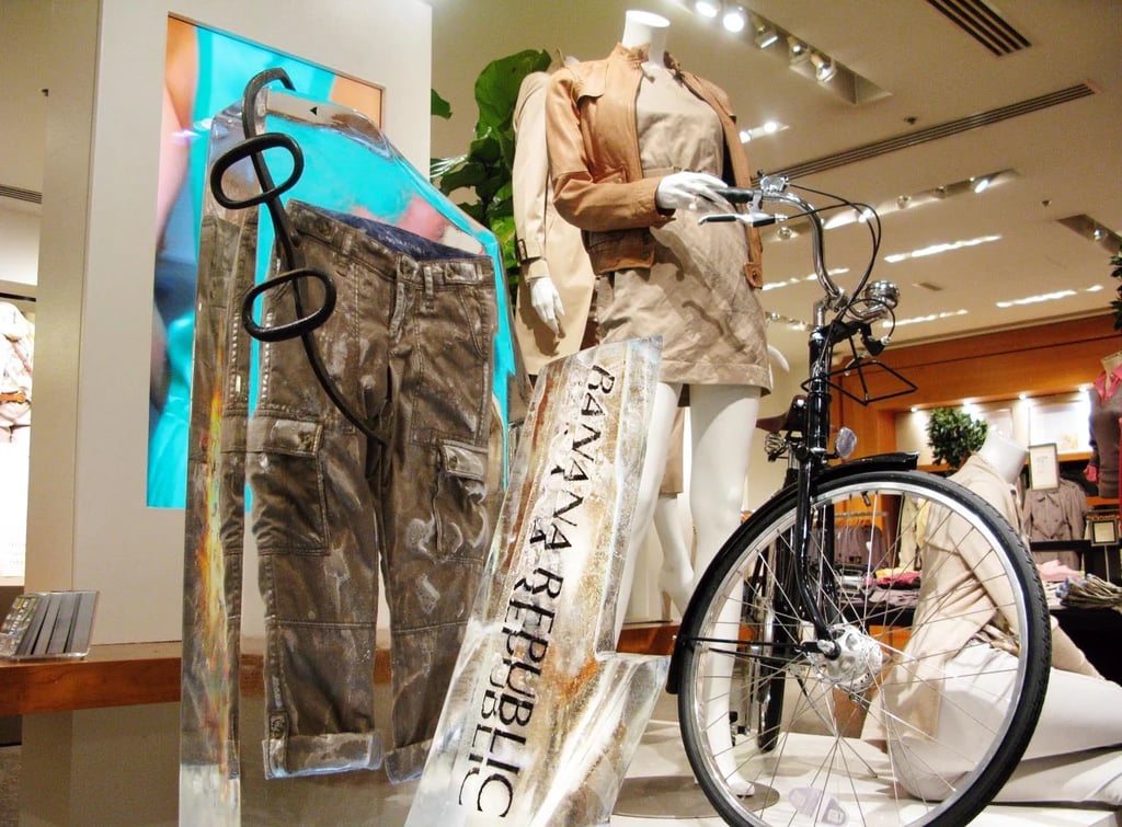 local de banana republic con una escultura de hielo por sancho sculpture estudio en buenos aires