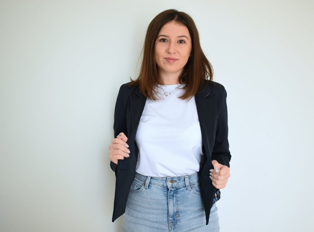 mulher jovem em pose empoderada usando vestimenta casual social