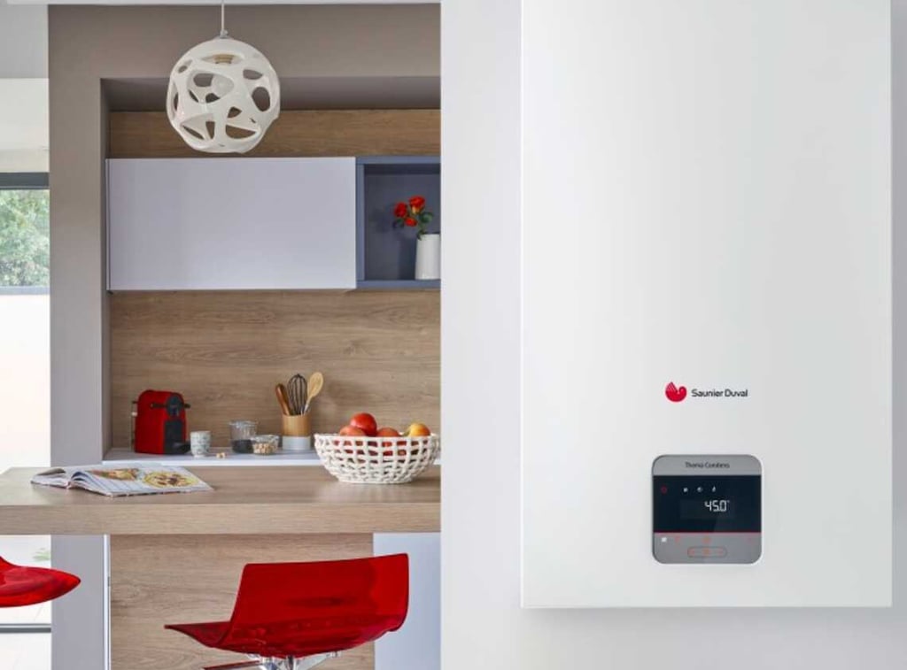 chaudière gaz, chaise rouge, table cuisine, panière à fruit, machine à café rouge, lustre blanc