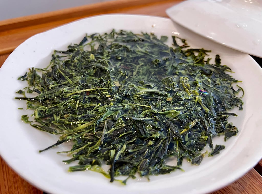 Feuilles de thé vert gyokuro dans un ustensile à thé