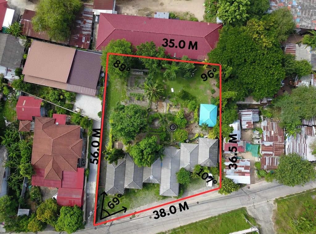 Aerial view of 1 Rai land plot in Pattaya with marked boundaries, side lengths, and angle indica