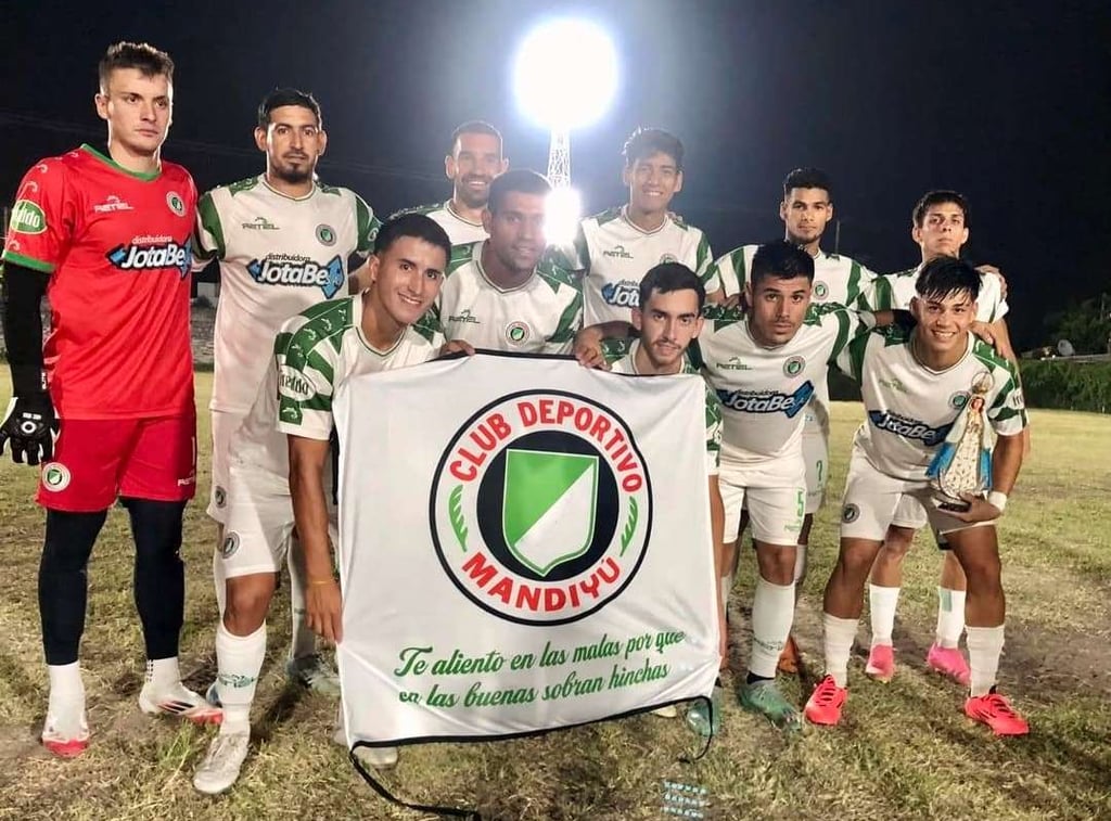 El equipo Albo que derrotó a Deportivo Empedrado en la cancha de Lipton.