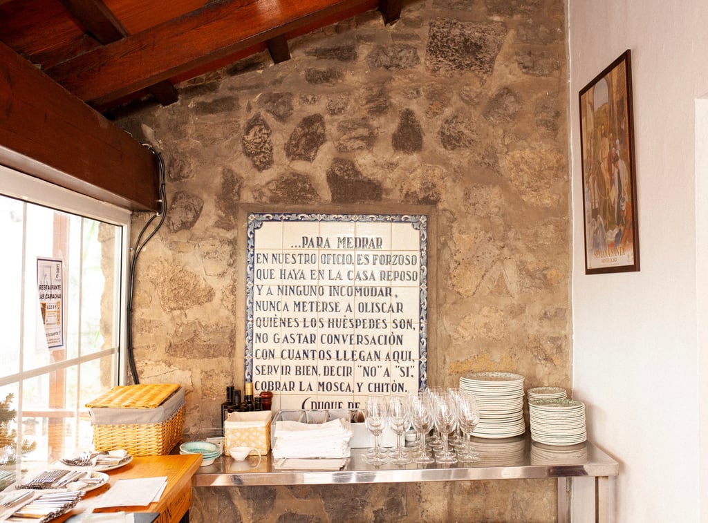 Decoración y azulejos de estilo mozárabe se dan cita en este premiado restaurante
