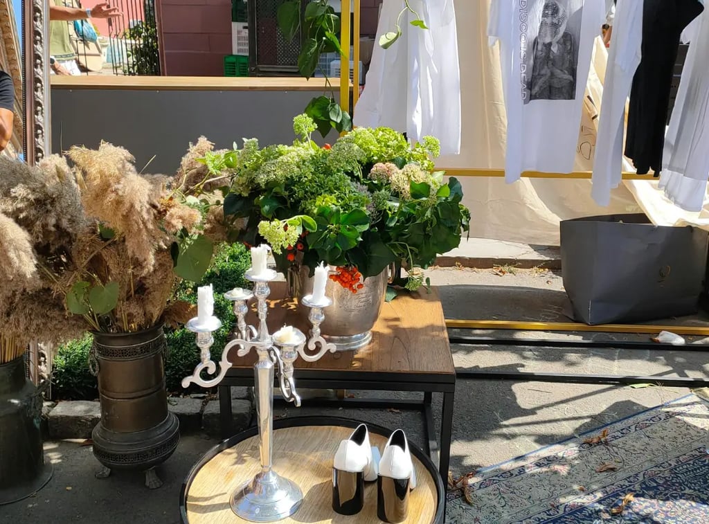 un vide grenier à Fontenay-Sous-Bois : un chandelier, une table basse, des pots de fleurs, des vêtements à chiner