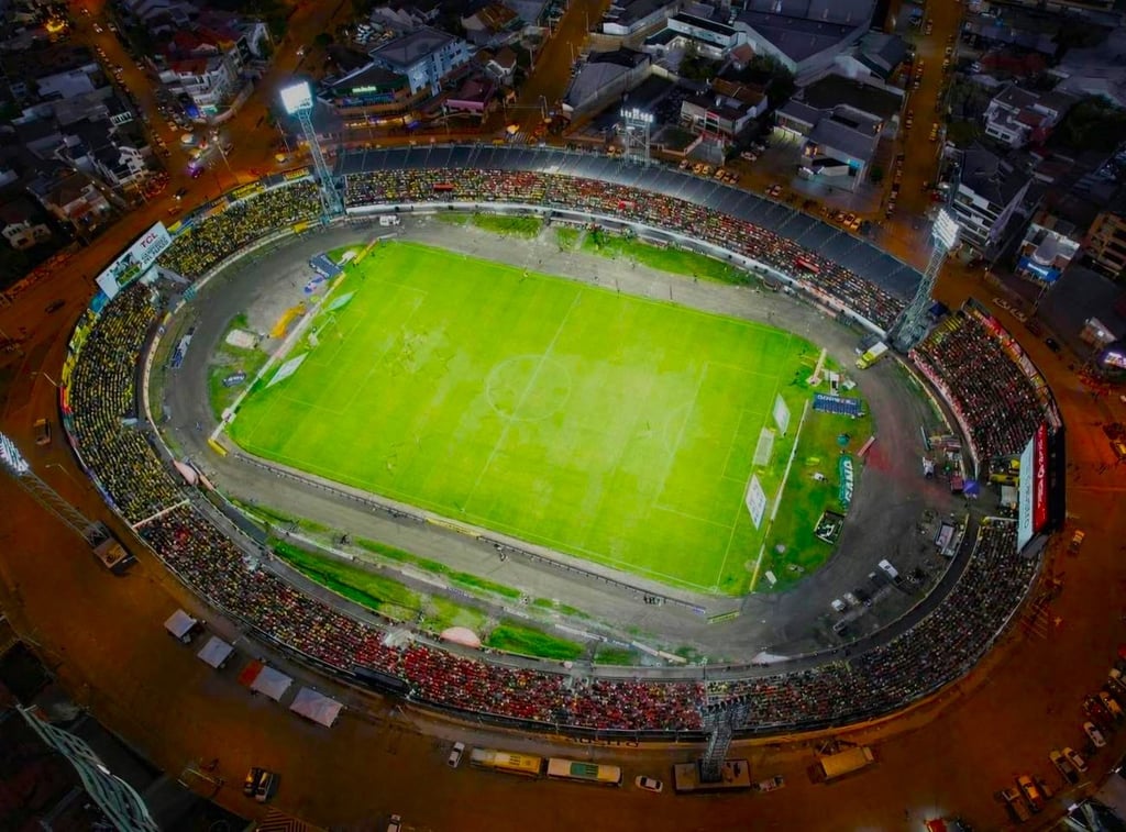 Estádio Alejandro Serrano Aguilar em Cuenca no Equador.