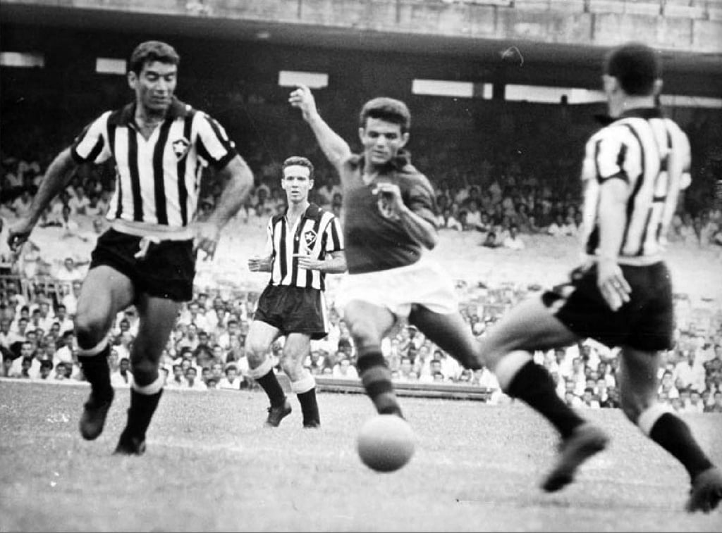 Arquivo_Nacional_-_Nilton_Santos_jogando_pelo_Botafogo_nos_anos_60