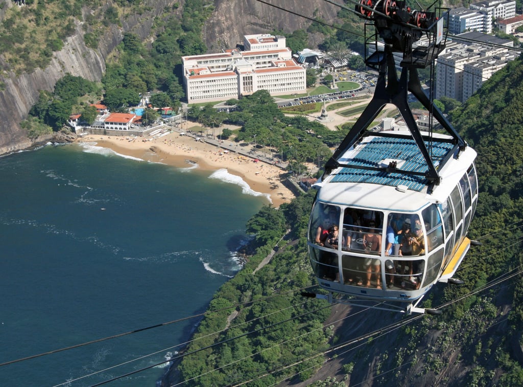 3. Trilha Sonora Carioca que Conecta Todo feriado merece uma trilha sonora, e o carioca sabe disso melhor do que ninguém. Af