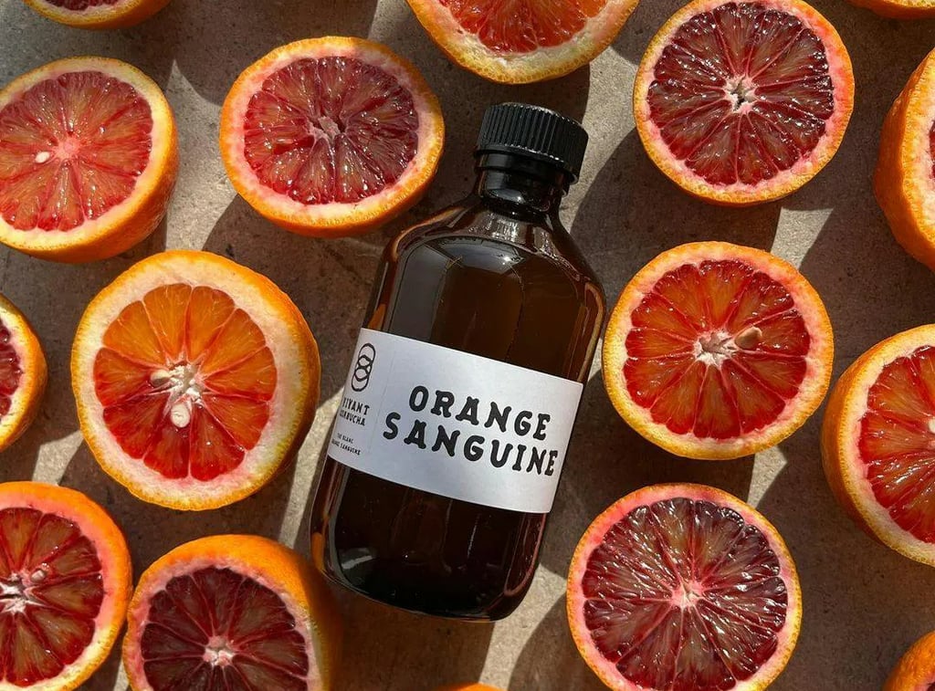 flacon au milieu des demis oranges