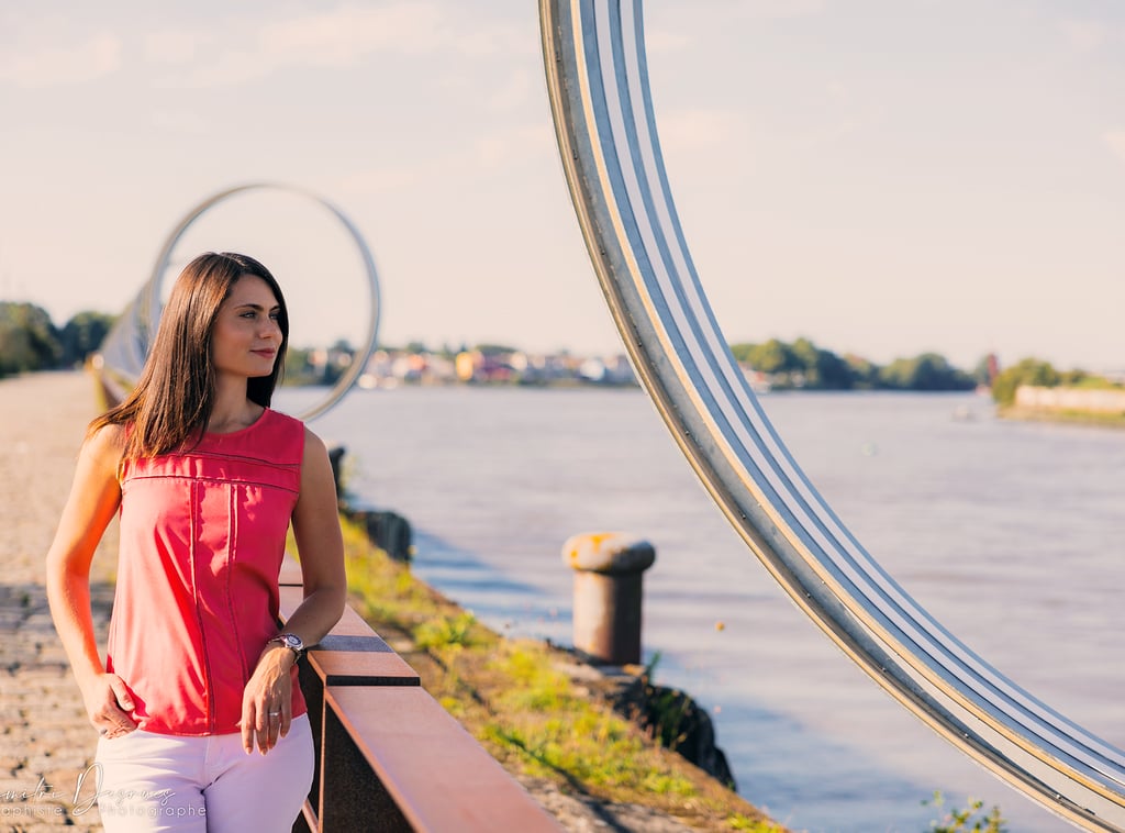 portrait d'une jeune femme à Nantes à côté des anneaux de Buren