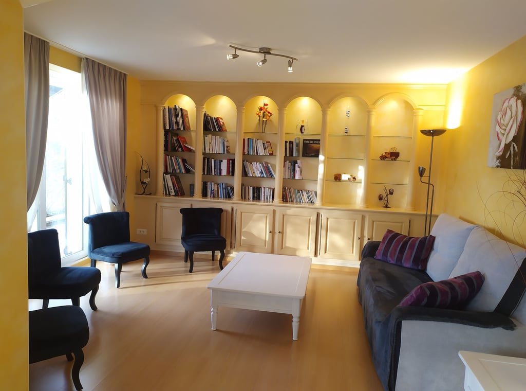 2ème salon, coin bibliothèque avec canapé et fauteuils